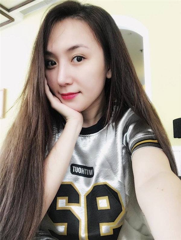 Bên cạnh nghề DJ, Thảo còn kinh doanh online.