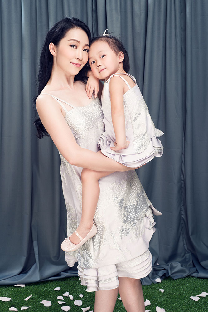 Linh Nga bên con gái