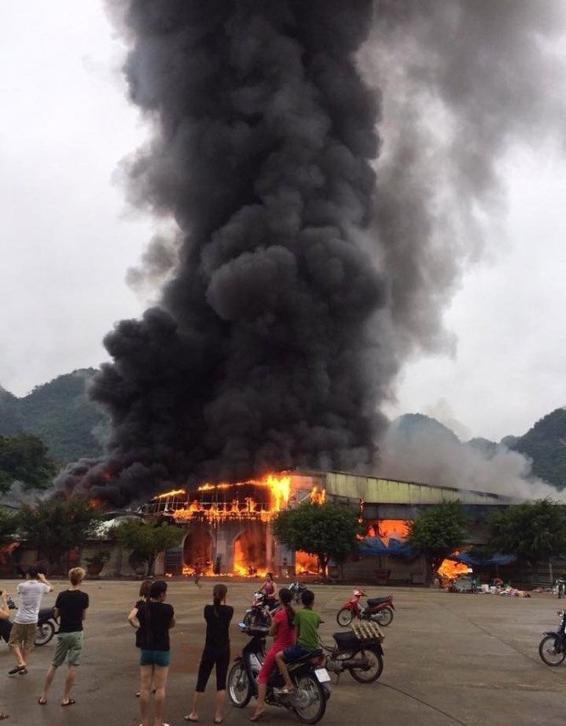 cháy chợ, hỏa hoạn, cháy chợ Tân Thanh, chợ Tân Thanh, Lạng Sơn, cháy ở Lạng Sơn, cửa khẩu Tân Thanh Đám cháy dữ dội. Ảnh: Minh Huệ