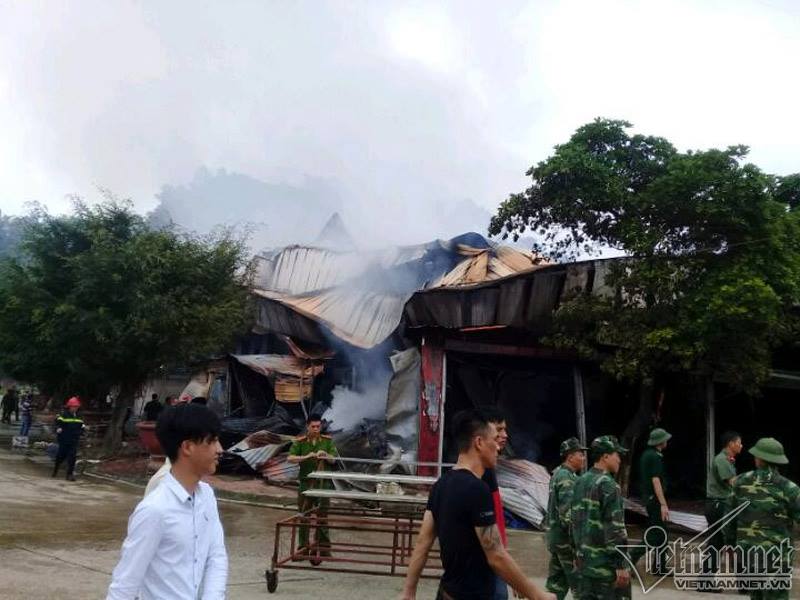 cháy chợ, hỏa hoạn, cháy chợ Tân Thanh, chợ Tân Thanh, Lạng Sơn, cháy ở Lạng Sơn, cửa khẩu Tân Thanh Hàng trăm người tham gia chữa cháy. Ảnh: Quỳnh Hương