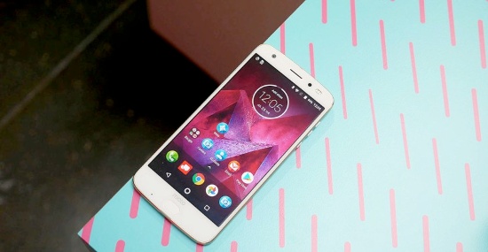 Phần cứng và hiển thị: Mộ trong những tính năng nổi bật của Moto Z2 Force Edition rõ ràng là màn hình hiển thị: Đó là một màn hình 5,5 inch tấm nền AMOLED, độ phân giải 1440 x 2560 pixel với công nghệ 