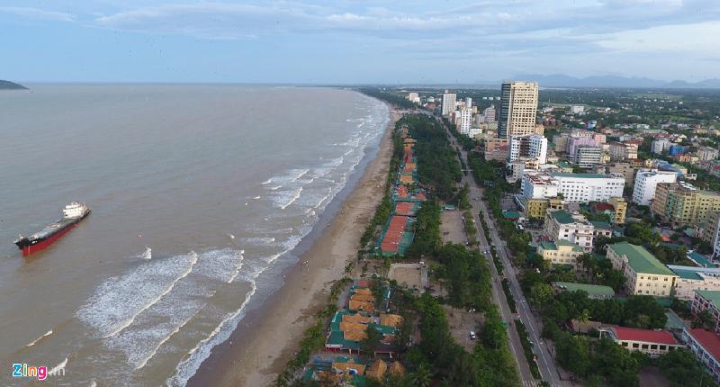 Cửa Lò như 'bãi chiến trường' sau bão số 2 hình ảnh 1 Chiều 17/7, vùng biển Cửa Lò khá im ắng. Sóng vẫn lớn và gió mạnh nên ít du khách tắm biển. Trước đó, rạng sáng cùng ngày bão số 2 có cường độ gió mạnh cấp 7- 9, giật cấp 10 - 11 đã đổ bộ vào khu vực địa phận giữa hai tỉnh Nghệ An và Hà Tĩnh khiến nhiều nơi bị ảnh hưởng, trong đó có thị xã Cửa Lò (Nghệ An).