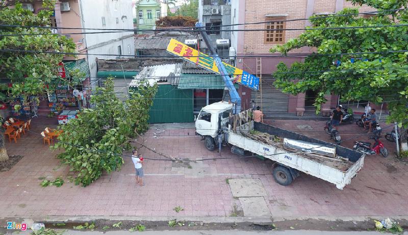 Cửa Lò như 'bãi chiến trường' sau bão số 2 hình ảnh 4 Một số ngôi nhà bị hư hỏng nặng nề. Theo thống kê của cơ quan chức năng, cơn bão số 2 đã khiến 20/360 ki-ốt ven biển Cửa Lò cùng 45 nhà dân bị tốc mái.