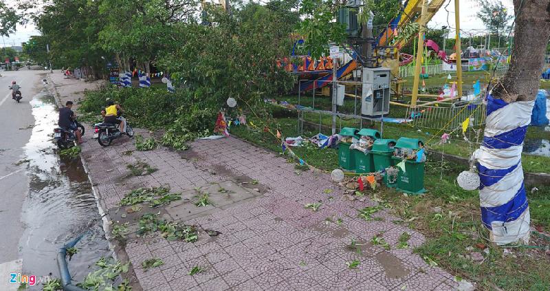 Nhiều cây xanh, dây điện bị hư hỏng.
