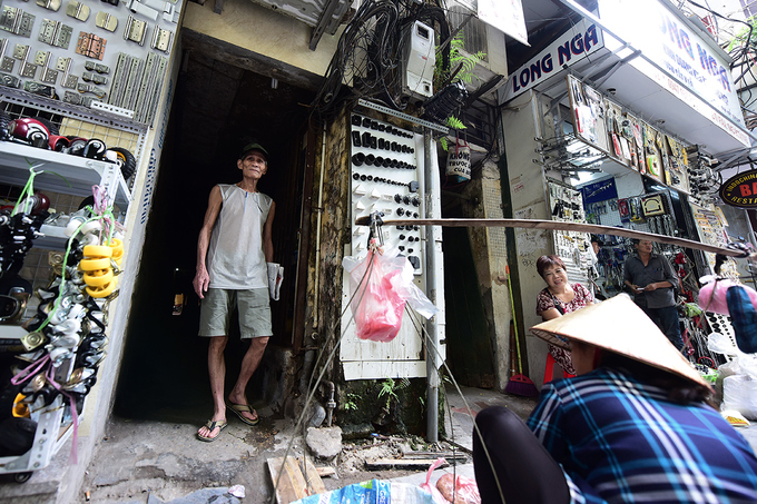 Mỗi sáng ông Cao đến quán cà phê của người bạn ở gần nhà để giúp việc, kiếm chút tiền công trang trải cuộc sống.