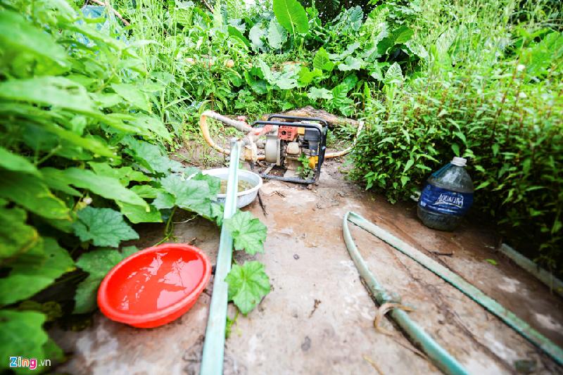 Máy bơm nước lấy nước ngầm là nguồn nước chính của cả gia đình.