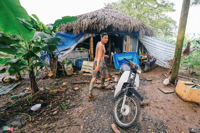 “Gần một tuần xe không có dịp nổ máy, mọi thứ như bị xáo trộn, tôi phải chèo bè ra để mua thực phẩm, nước sạch cũng buộc thả trôi trên sông để kéo vào”, ông Hùng nói.