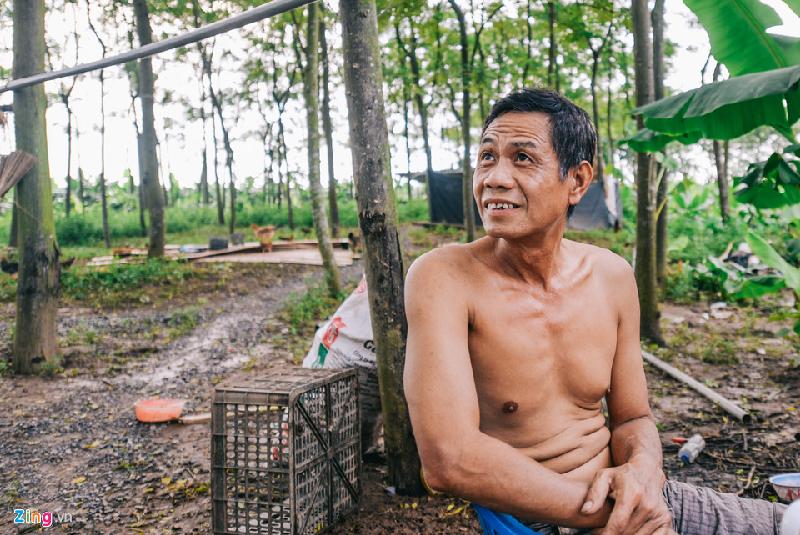 “Ở đây chúng tôi dùng nước ngầm là chính, nước ăn thì phải mua trên bờ, thiếu thốn nhất là điện, nhiều hôm nóng bức không có điện mà chạy quạt. Cũng may được mấy ngày nay mưa gió cũng mát mẻ hơn”, ông chia sẻ.