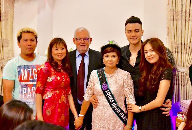 Mới đây, nữ ca sĩ Bánh trôi nước bất ngờ xuất hiện trong tiệc sinh nhật ấm cúng của mẹ Vĩnh Thụy. Những hình ảnh được mẫu nam chia sẻ trên mạng xã hội cho thấy Hoàng Thùy Linh đã được xem như một thành viên trong gia đình anh. Nếu cặp đôi nên duyên vào cuối năm nay, đó sẽ là một tin vui cho làng giải trí.