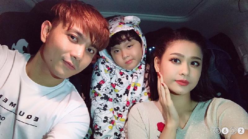 Tim - Trương Quỳnh Anh  Giữa tháng 5, thông tin Tim và Trương Quỳnh Anh thuận tình ly hôn gây xôn xao làng giải trí. Mặc dù nguồn tin từ Tòa án nhân dân quận 10 TP HCM khẳng định Trương Quỳnh Anh đã đệ đơn ly hôn, song ông xã của cô lại bác bỏ điều này trước truyền thông.  Giữa tâm bão, họ vẫn sánh đôi tại nhiều sự kiện lớn và đăng tải những hình ảnh tình tứ trên mạng xã hội như chưa hề có cuộc chia ly.