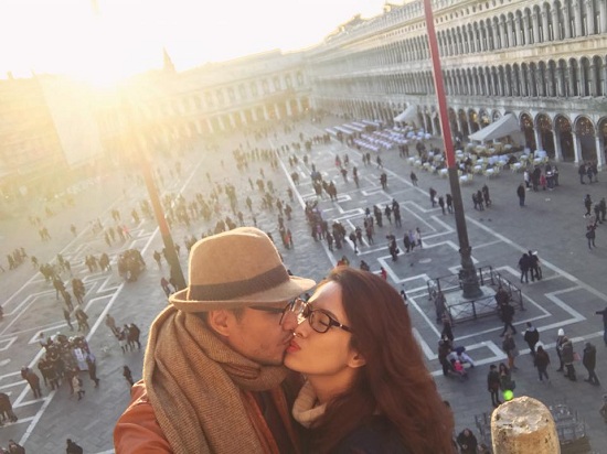 Trên trang cá nhân, MC Đan Lê chia sẻ khoảnh khắc tình cảm hôn ông xã Khải Anh trong chuyến du lịch ở Venezia.