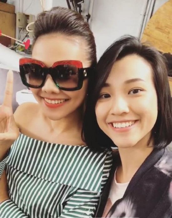 Á hậu Hoàng Oanh thân thiết bên siêu mẫu Thanh Hằng. Người đẹp gây bất ngờ cho người hâm mộ khi để mặt mộc cùng kiểu tóc ngắn cá tính.
