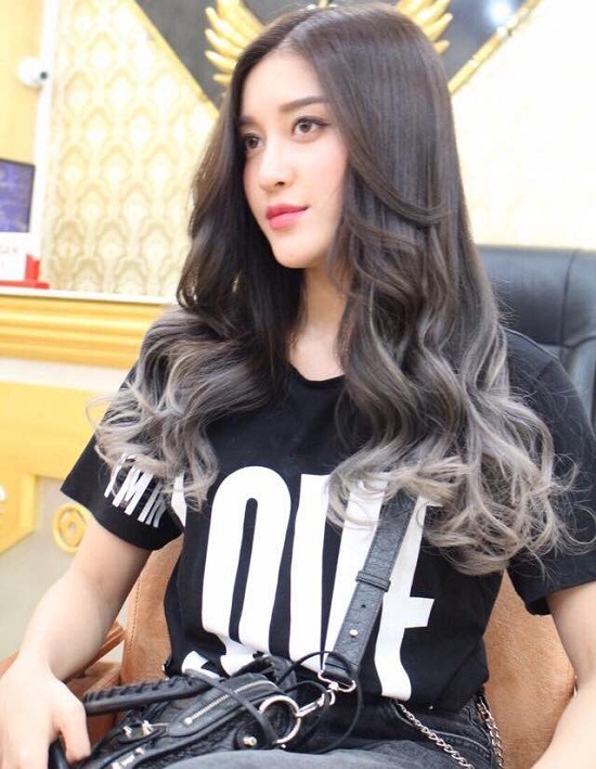 Á hậu Huyền My khoe mái tóc mới nối nhuộm đuôi màu bạc chất lừ. Người đẹp đăng tải hình ảnh kèm theo chú thích: “Tóc bạc dần rồi”.