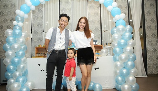 Khánh Thi và Phan Hiển tổ chức tiệc sinh nhật 2 tuổi ấm áp cho con trai -  Kubi. Xuất hiện trong trang phục áo phông khỏe khoắn, quý tử nhà Khánh Thi được khen ngợi bụ bẫm, đáng yêu, giống bố như đúc.