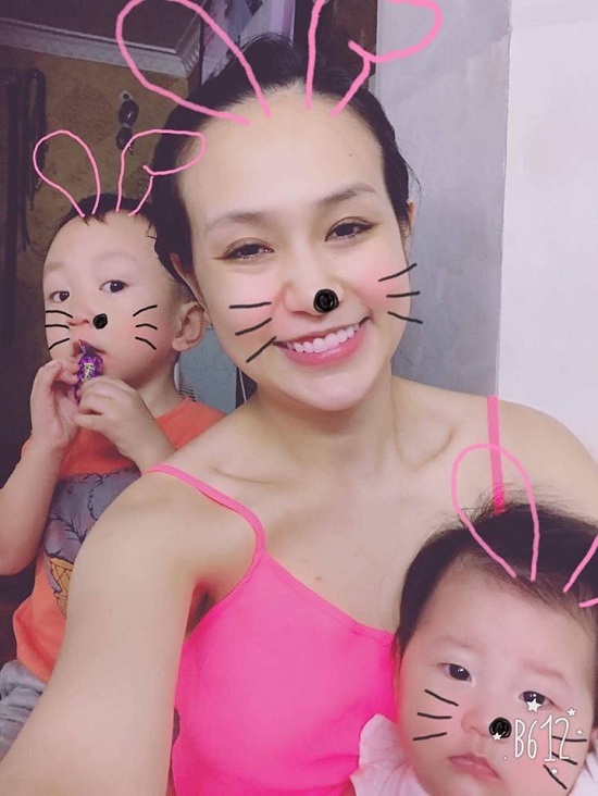 Ca sĩ Tuấn Hưng đăng tải hình ảnh bà xã Thu Hương vui vẻ bên hai con kèm theo dòng tâm sự: 