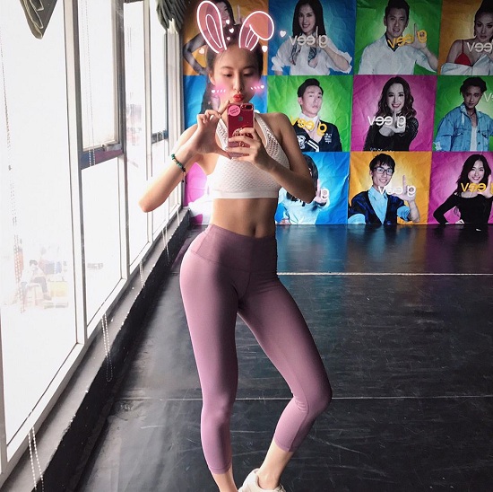 Angela Phương Trinh chăm chỉ tập luyện để có vòng eo thon gọn cùng thân hình gợi cảm. Cô chia sẻ: 