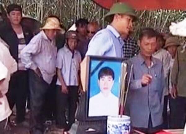 Người thân tiễn biệt anh Hùng