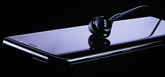 Samsung Galaxy S8 đi kèm giắc cắm tai nghe 3.5 mm truyền thống nhưng tai nghe AKG của Samsung sẽ không thể so với tai nghe của HTC. Tuy nhiên do hỗ trợ chuẩn kết nối Bluetooth 5.0 nên chỉ có S8 mới có khả năng kết nối đến hai loa Bluetooth cùng một lúc. 
