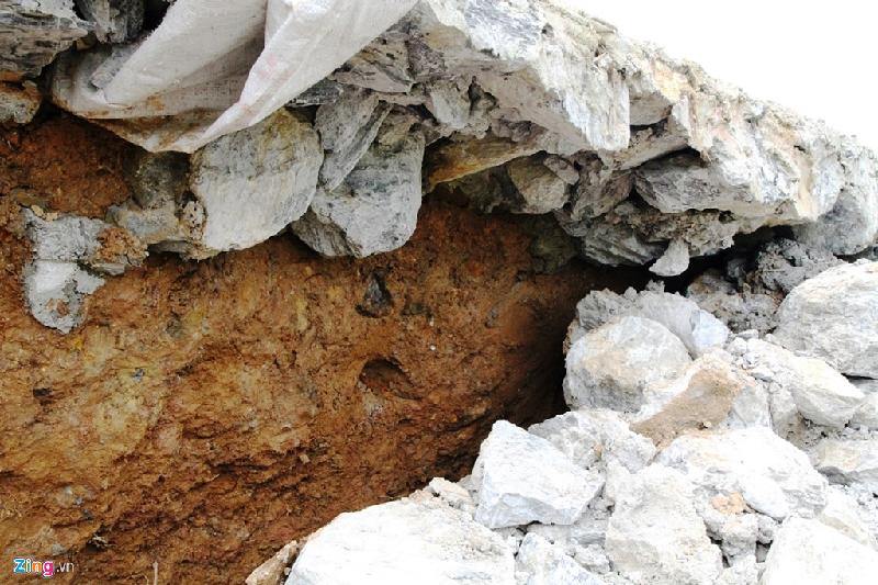 Bác N.V.T (56 tuổi, một người dân thôn Ro) cho biết tuyến đường này sụp đổ ngày 21/7, sau trận mưa lớn.