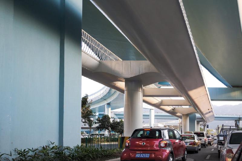 Tuyến đường nằm ở độ cao 5 m so với mặt đất, ngay dưới đường xe bus BRT trên cao.