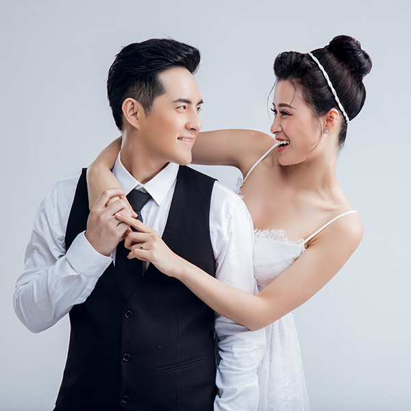 Nếu những ngày đầu mới yêu, cả hai thường xuyên xuất hiện cùng nhau thì bây giờ, vì bận rộn với những kế hoạch cá nhân, Đông Nhi và Ông Cao Thắng chỉ sánh đôi trong một vài dự án như The Voice Kids 2016 hoặc một số hình ảnh hậu trường “hiếm có khó tìm”. Tuy nhiên, sự “xa cách” này chắc chắn không thể khiến các fan phải lo lắng vì mối quan hệ cũng như hình ảnh cá nhân của cả hai đã đạt đến độ “chín” nhất định.  Sau 8 năm theo dõi tình yêu của thần tượng, những người hâm mộ bắt đầu nghĩ đến một đám cưới. Ngay thời điểm nhạy cảm này, một vài hình ảnh tình tứ của Đông Nhi và ông Cao Thắng vừa được hé lộ, khiến fan càng được dịp đoán già đoán non.