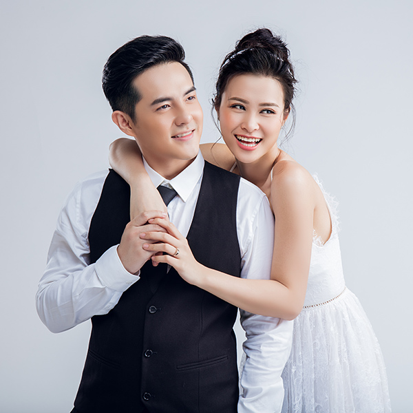 Hình ảnh được đồn đoán là ảnh cưới của “cặp đôi quyền lực” trong showbiz Việt khiến fan bấn loạn.  Trong những bức ảnh được chia sẻ, Đông Nhi ngọt ngào với đầm trắng đơn giản mà tinh khôi, còn Ông Cao Thắng đóng suit lịch lãm như “soái ca”. Ánh mắt anh không rời người phụ nữ của mình dù chỉ một giây một phút.