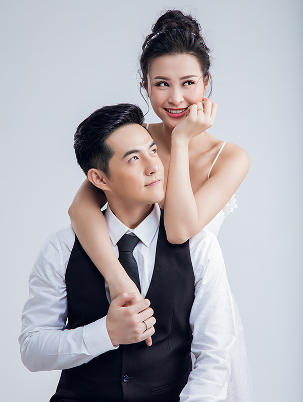 Nghi vấn kết hôn lại càng trở nên rõ nét hơn khi cách đây không lâu, Đông Nhi chia sẻ trên Facebook đoạn video ngắn quay hậu trường chụp ảnh kèm dòng chú thích bày tỏ mong muốn về một “ngôi nhà và những đứa trẻ”.  Bài đăng này khiến các fan vô cùng thích thú và ồ ạt để lại bình luận giục cô nàng làm đám cưới.