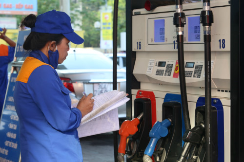 Giá xăng tiếp tục giảm mạnh vào ngày mai?