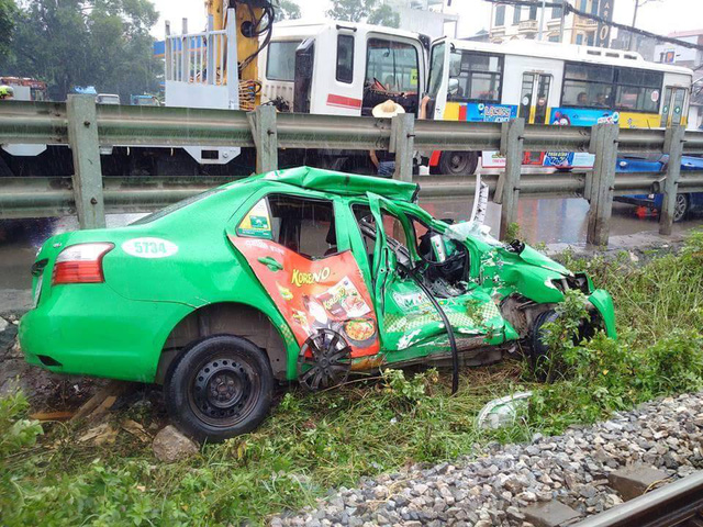 Hà Nội: Taxi bị vò nát vì va chạm tàu hỏa