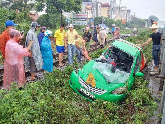 Taxi biến dạng, tài xế nguy kịch sau tai nạn. (Ảnh: Nguyễn Dương)