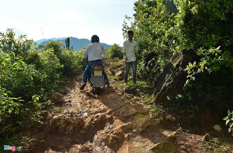 Hang Háng La cách trung tâm huyện Mù Cang Chải khoảng 40 km. Để đi đến hang, du khách phải đi qua một đoạn 3 km đường đất ở bản Làng Sang (Nậm Khắt). Vào ngày mưa, con đường trở nên trơn trượt khiến việc vào hang trở nên bất khả thi.
