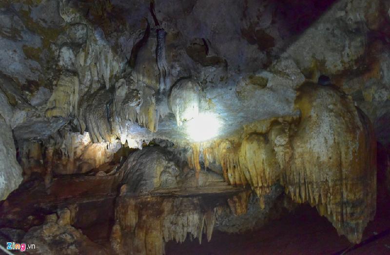Hang Háng La nằm trên một ngọn núi cạnh xã Ngọc Chiến của tỉnh Sơn La. Ngay khi đến cửa, bạn sẽ cảm thấy một làn gió mát khoan khoái, dễ chịu.