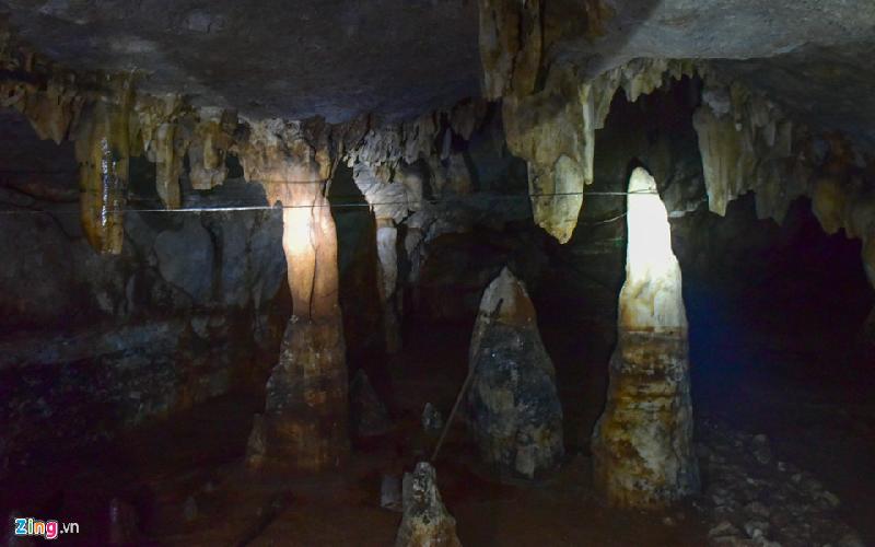 Bên trong có nhiều nhũ đá nối liền sàn và trần hang với nhiều hình thù kỳ lạ.