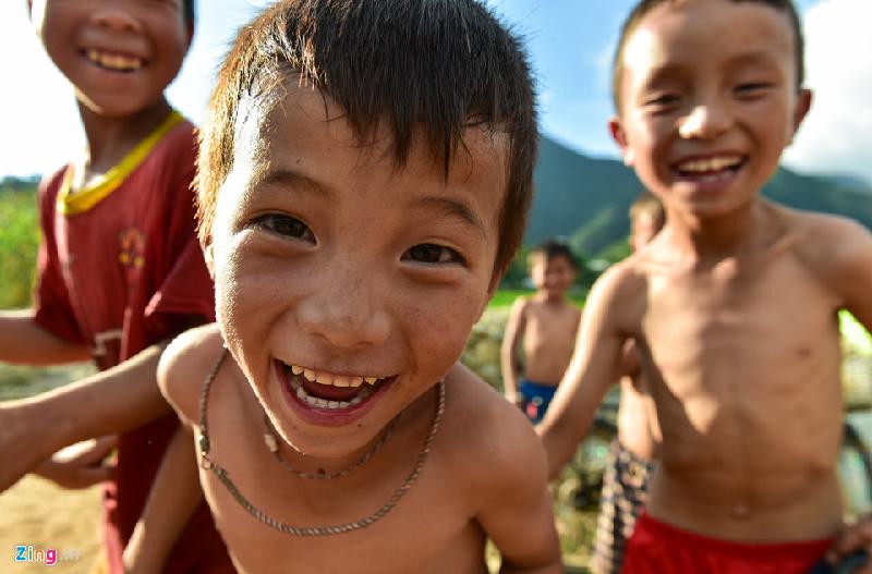 Những cậu bé hiếu động, thường xuyên vẫy chào mỗi khi có xe máy đi qua hay hiếu kỳ khi nhìn thấy mình trong ống kính máy ảnh.