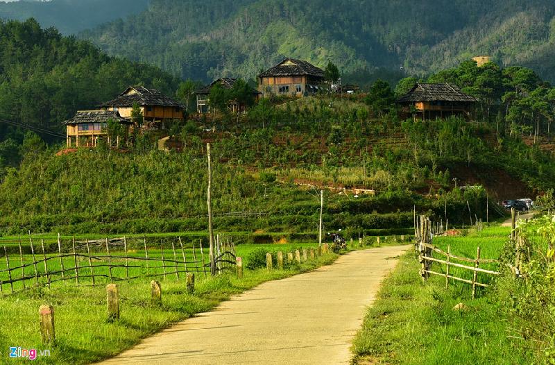 Đến Nậm Khắt, bạn có thể ở lại các nhà nghỉ tại ngã ba Kim. Hoăc bạn vào ở homestay được xây dựng theo phong cách của người dân tộc tại trung tâm xã.