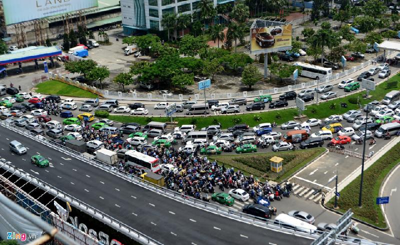 Sáng 20/7, mặc dù không có sự cố nào xảy ra nhưng nhiều tuyến đường quanh khu vực sân bay Tân Sơn Nhất như Cộng Hòa, Hoàng Văn Thụ, Trần Quốc Hoàn, Trường Sơn... vẫn xảy ra tình trạng kẹt xe. Từ 9h, các phương tiện xếp hàng dài nhích từng chút trước cổng sân bay. Đây cũng là nơi cầu vượt 240 tỷ đồng vừa được đưa vào sử dụng để giảm thiểu nạn ùn tắc giao thông.