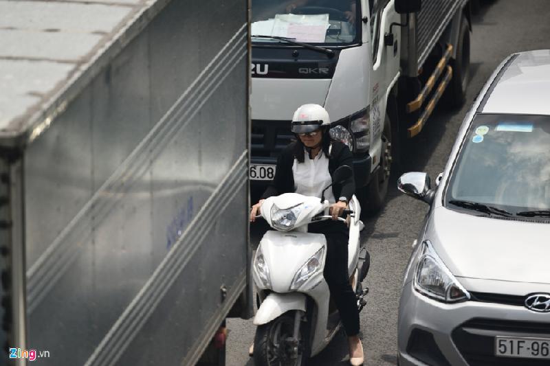 Nhiều người len lỏi vào các hàng ôtô đang di chuyển chậm để thoát khỏi khu vực kẹt xe.