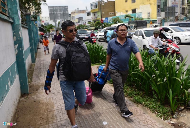 Anh Phương (bên phải) cho biết chỉ còn 1 giờ nữa là chuyến bay khởi hành nhưng taxi không di chuyển đường trên đường Bạch Đằng nên gia đình phải xuống đi bộ vào sân bay quãng đường nửa cây số.