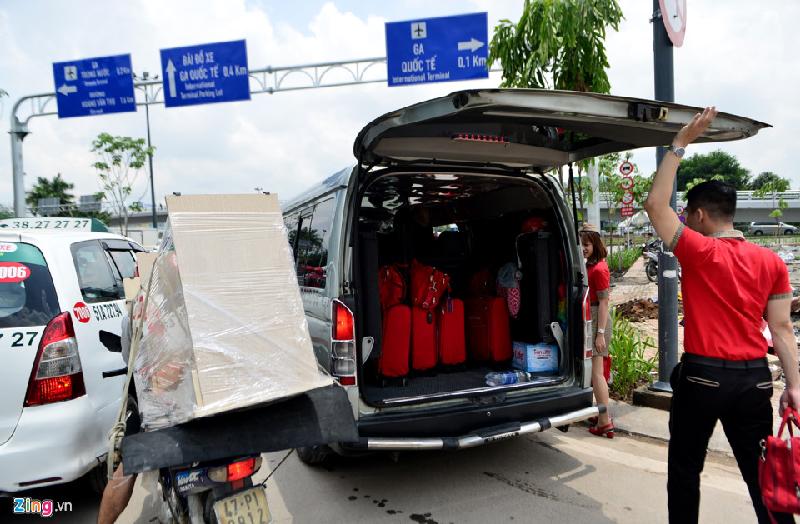 Xe không vào được trụ sở, các tiếp viên hàng không phải chuyển hành lý ra đường Bạch Đằng để di chuyển vào. Đến 14h, tình trạng giao thông khó khăn tại khu vực này mới được cải thiện.