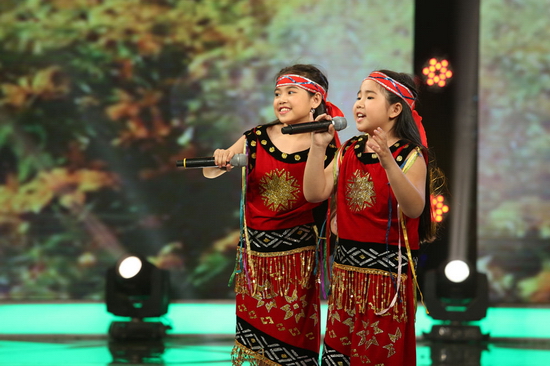 Bước vào vòng Song Đấu, Hiền Trân được ngẫu nhiên bắt cặp song ca cùng cô bạn Phương Vy. Giai điệu vui tươi, réo rắt của ca khúc Tiếng đàn Ta Lư khiến tất cả mọi người có mặt ở trường quay đều hào hứng, lắc lư theo màn trình diễn sung sức của hai thí sinh nhí. Ca sĩ Cẩm Ly cũng phải thốt lên: “Quá trời quá đất” trước hai cô nàng “sơn cước” này.  Đặc biệt với Hiền Trân, “Chị Tư” cho rằng tuy không sở hữu giọng hát khoẻ như Phương Vy, nhưng nét mặt “lí lắc” của Hiền Trân mang lại không khí vui tươi cho bài hát. Giám khảo Quang Linh cũng dành lời khen cho Hiền Trân khi biết ngắt nhịp khiến ca khúc thêm phần sôi động.