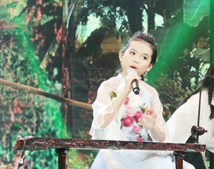 Được xem là cô bé đa màu sắc nhất trong mùa thi năm nay, Hiền Trân thể hiện ca khúc 