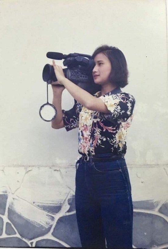 Trấn Thành, Bảo Thy, Thu Minh, Ngô Thanh Vân, BTV Lê Bình, MC Đan Lê, Cao Thái Sơn, Ngọc Quyên, tin tức sao Việt, làng sao BTV Lê Bình hồi tưởng lại những kỷ niệm đẹp đẽ cùng bạn bè khi chị 19 tuổi. “Ai cho tôi tình yêu, của ngày thơ, ngày mộng? Những kỷ niệm đã sống lại từ hơn 20 năm trước. Những năm tháng trong sáng và thơ dại”.