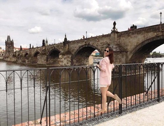 Trấn Thành, Bảo Thy, Thu Minh, Ngô Thanh Vân, BTV Lê Bình, MC Đan Lê, Cao Thái Sơn, Ngọc Quyên, tin tức sao Việt, làng sao Thu Minh rạng rỡ ngắm cảnh trời Tây trong bức hình do bố chụp. Nữ ca sĩ khoe: “Tạo dáng giữa trời Âu. Cám ơn người đàn ông vĩ đại nhất của cuộc đời Minh tên ‘Bố’ chụp hình rất ư là có tâm”