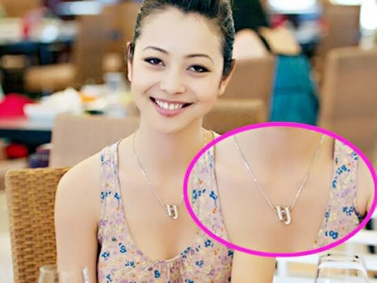 Trấn Thành, Bảo Thy, Thu Minh, Ngô Thanh Vân, BTV Lê Bình, MC Đan Lê, Cao Thái Sơn, Ngọc Quyên, tin tức sao Việt, làng sao Hoa hậu Jennifer Phạm buồn bã vì đánh mất chiếc dây chuyền. Cô chia sẻ: “Buồn lắm! vật bất ly thân của mình đã lạc lối ở nơi nào rồi... Có bạn nào lỡ nhặt được, cho em xin lại nhé, gia đình xin hậu tạ, biết là mênh mông lắm nhưng vẫn hy vọng sẽ tìm được em nó”.