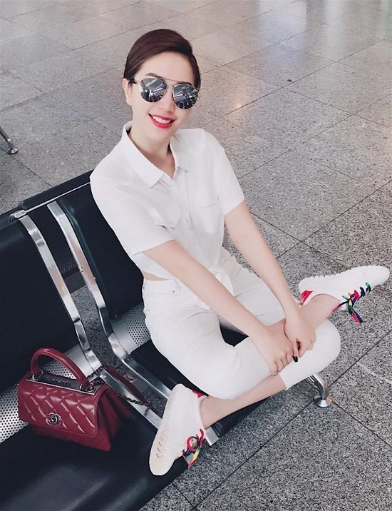 Trấn Thành, Bảo Thy, Thu Minh, Ngô Thanh Vân, BTV Lê Bình, MC Đan Lê, Cao Thái Sơn, Ngọc Quyên, tin tức sao Việt, làng sao Ca sĩ Bảo Thy diện cây trắng, ngồi khoanh chân tạo dáng trong lúc chờ máy bay. Cô hóm hỉnh cho rằng, đây là dáng “thiền cách tân” của mình.