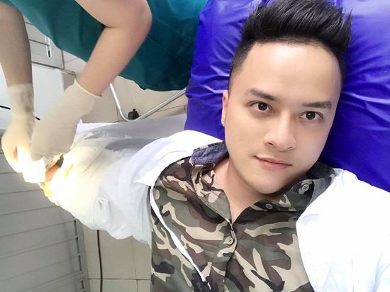 Trấn Thành, Bảo Thy, Thu Minh, Ngô Thanh Vân, BTV Lê Bình, MC Đan Lê, Cao Thái Sơn, Ngọc Quyên, tin tức sao Việt, làng sao Cao Thái Sơn chia sẻ dòng trạng thái cho biết, anh phải nhập viện để phẫu thuật tay. Nam ca sĩ viết: “Bác sĩ hỏi em đau không? Em không, để được tay sắt cho giống Xmen anh cứ làm thoải mái. Chưa có ai ngầu như mình, phẫu thuật mà cười nói chuyện face time như chẳng có gì cả! Đàn ông là phải mạnh mẽ”.