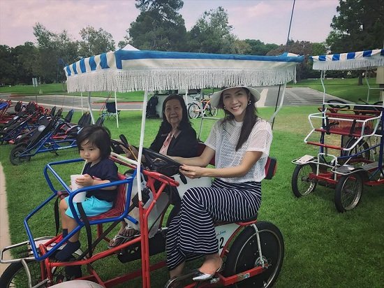 Trấn Thành, Bảo Thy, Thu Minh, Ngô Thanh Vân, BTV Lê Bình, MC Đan Lê, Cao Thái Sơn, Ngọc Quyên, tin tức sao Việt, làng sao Ngọc Quyên khoe khoảnh khắc vui chơi cùng con trai và mẹ tại Mỹ. Cô hạnh phúc vì được mẹ bay qua Mỹ thăm.