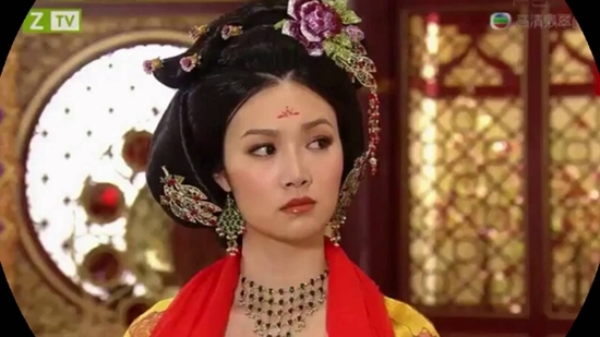 Bình hoa di động  Sau khi đăng quang ngôi vị Hoa hậu Hong Kong 2005, họ Diệp ký hợp đồng làm diễn viên và MC cho đài TVB. Trước đó cô từng chạm ngõ điện ảnh từ với vai phụ trong bộ phim truyền hình Untraceable Evidence 2 (1999).