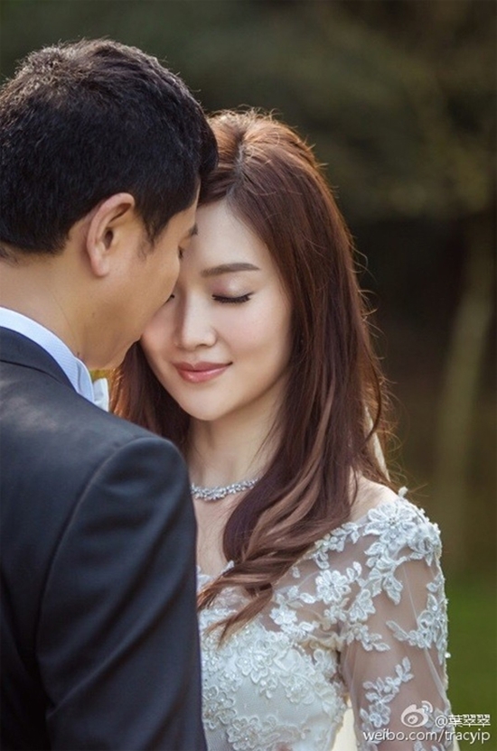 Lấy phải đại gia rởm:  Giữa tháng 7 năm 2015, tình địch của Triệu Vy lên xe hoa với đại gia Châu Hiểu Đông - chủ tịch một công ty xây dựng. Đôi uyên ương đã có một thời gian dài gắn bó, sau khi vị đại gia này chia tay người vợ đầu. Ngày mới yêu nhau, Diệp Thúy Thúy cũng bị nghi ngờ cặp kè vị đại gia này vì tiền.  Phản bác tin đồn này họ Diệp nói: 