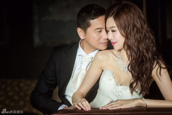 Tuy nhiên, Châu Hiểu Đông lại không hề giàu có nhưng những gì mà Diệp Thúy Thúy từng chia sẻ. Anh ta chỉ là cổ đông trên danh nghĩa chứ không phải chủ tịch của công ty xây dựng nào hết. Tài sản của anh chỉ là một căn hộ trị giá 4,3 triệu HKD và chẳng đáng là bao so với ngôi nhà 30 triệu HKD của vợ.  Không những thế, Châu Hiểu Đông chỉ sử dụng chiếc siêu xe BMW khi hẹn hò với Diệp Thúy Thúy, còn thường ngày đi làm anh chỉ đón xe buýt với giá vé 4,8 HKD một lượt.